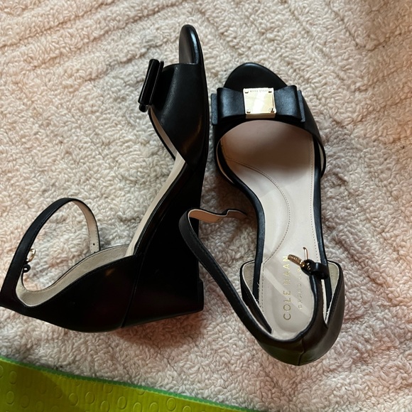 Cole Hann women black platform heels in excellent condition - Picture 2 of 2